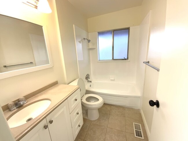 Building Photo - 4523-4525 S 600 E