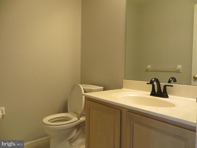Building Photo - 3606 N Carriage Ct