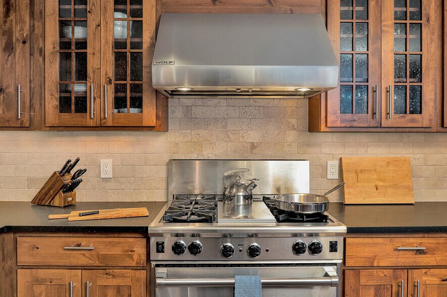 Building Photo - 230 S Pine St