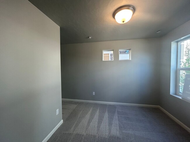 Building Photo - 3 Bedroom 3 Bathroom Home in Farmington Utah!