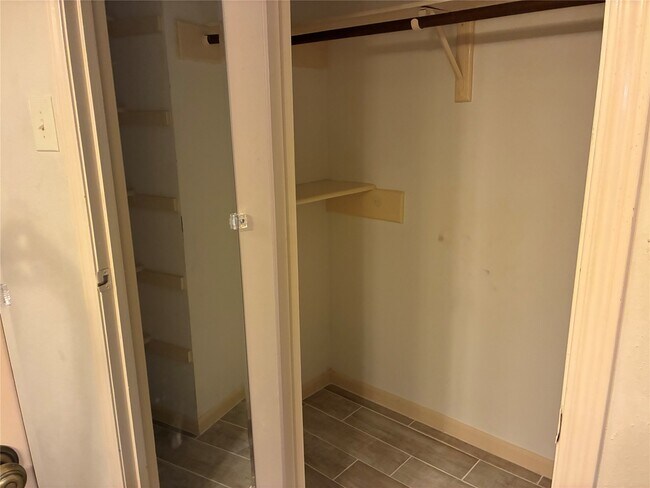 Building Photo - 13784 Hollowgreen Dr