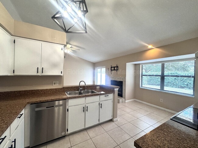 Building Photo - 5130 Sun Palm Dr