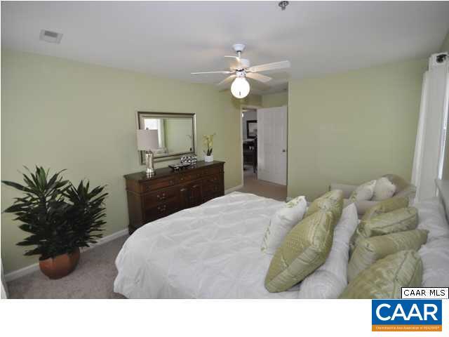 Building Photo - 200 Lake Club Ct