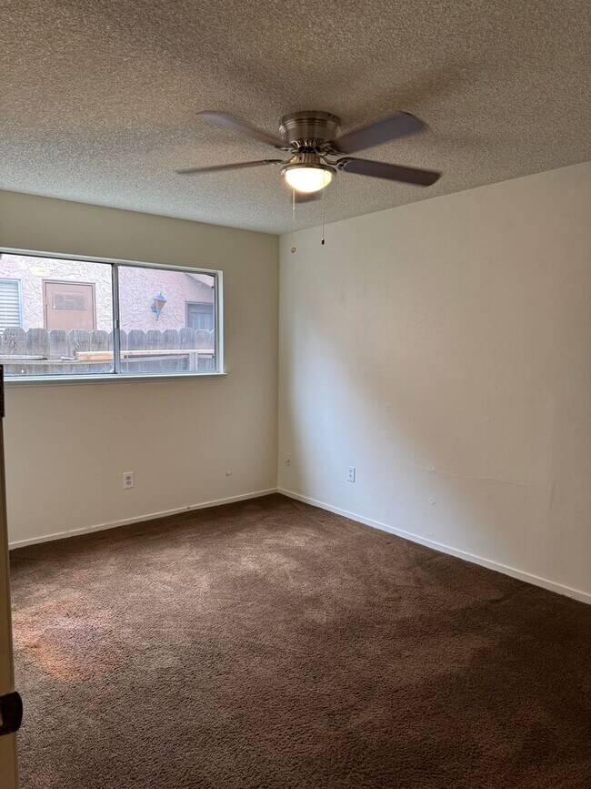 Building Photo - 1586 Hawthorne Dr