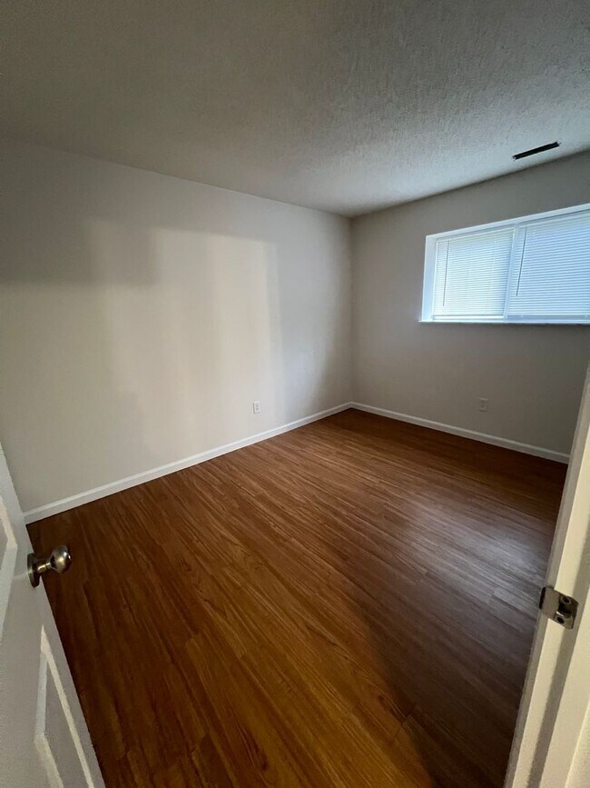 Building Photo - Spacious 4 bedroom Home conveniently locat...
