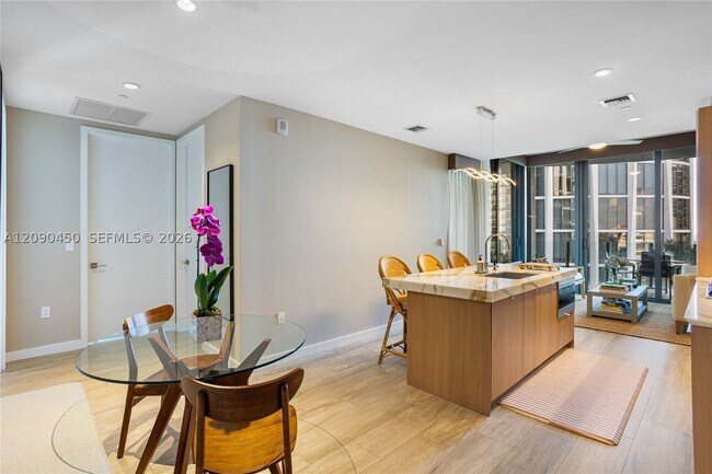 Building Photo - 2831 S Bayshore Dr