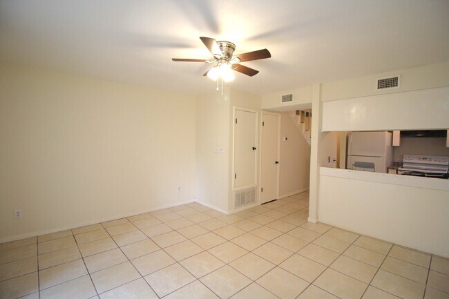 Building Photo - Convenient 2BD/1.5BA End-Unit Townhome Nea...