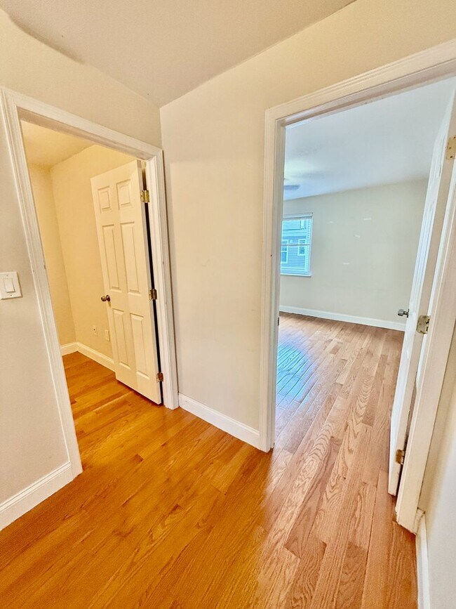 Building Photo - SPACIOUS 3BR/1BA HOUSE w/ Central AC-HARDW...