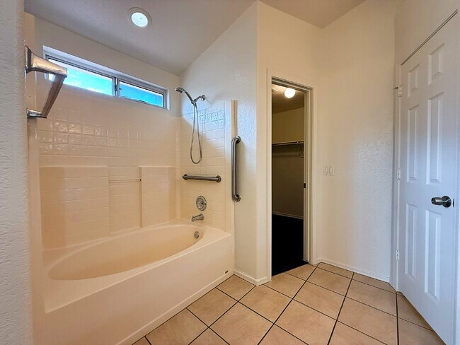 Building Photo - Stylish 1-story 1,301 Sq. Ft. House in Inv...