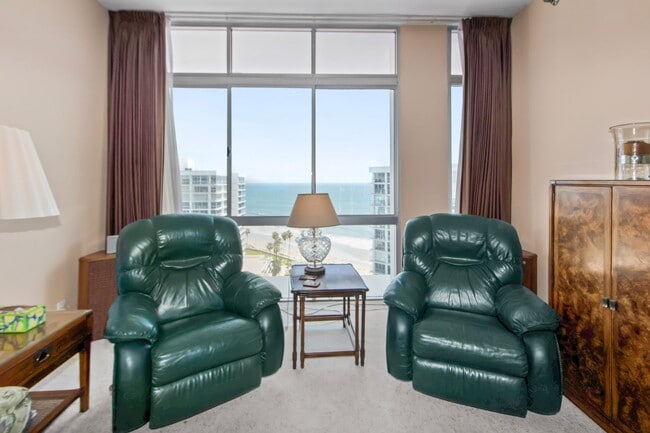 Building Photo - 1750 Avenida Del Mundo