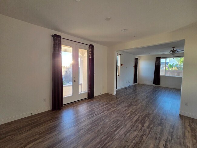 Building Photo - 705 Skansen St