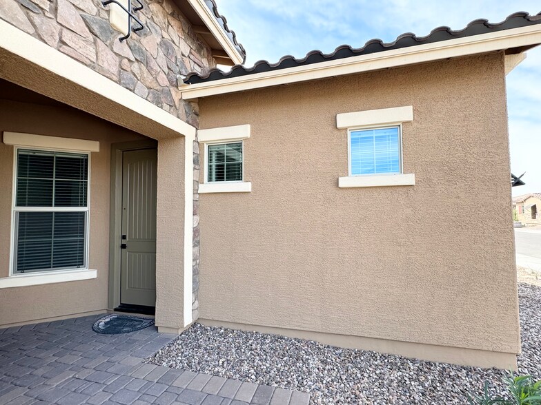 Building Photo - 8723 W Vista Ave