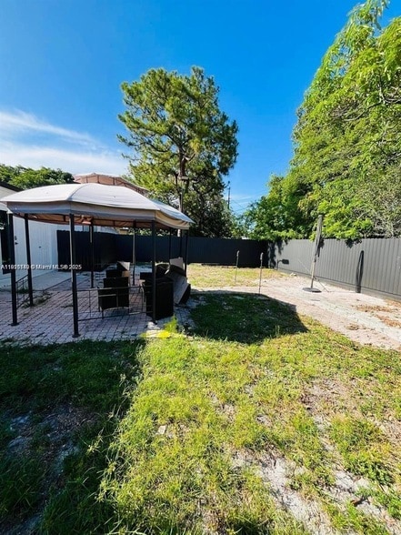 Building Photo - 872 NW 16th Terrace