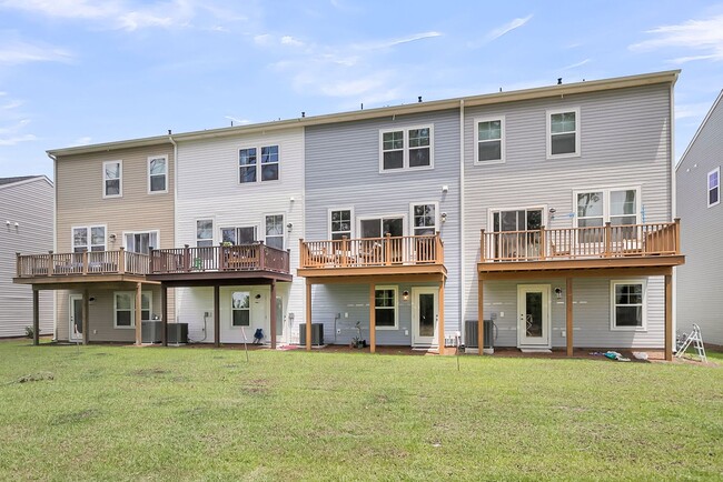 Building Photo - Beautiful 4-Bedroom, 3.5-Bathroom Townhome...