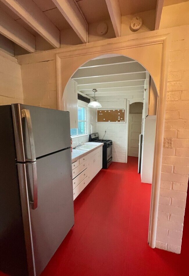 Building Photo - 840 E Brown Ave