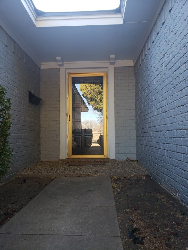 Building Photo - 2801 James Louis Dr