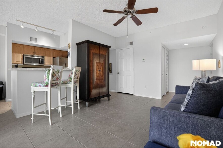 Building Photo - 1885 Florida Club Dr