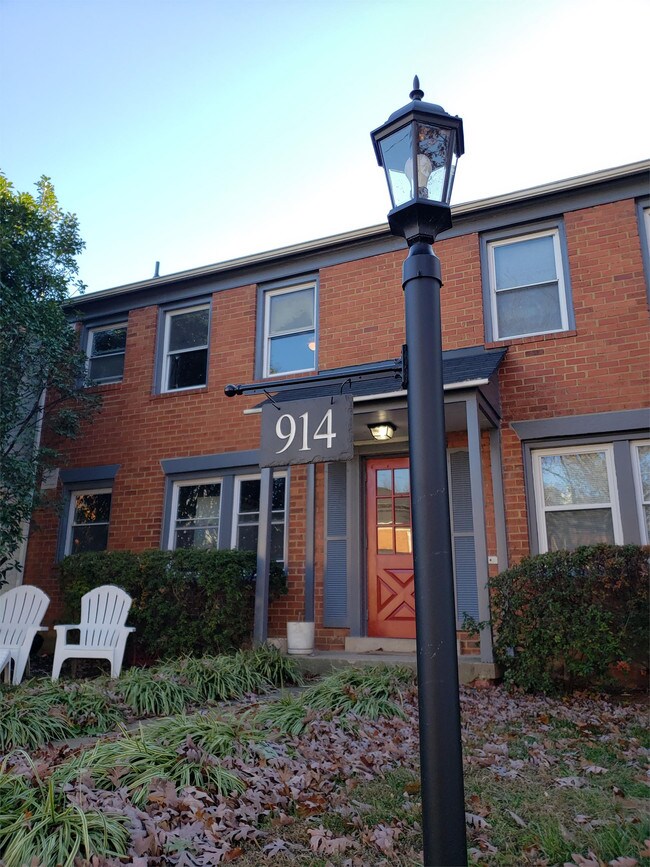 Building Photo - 914 Green St