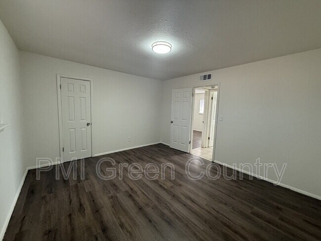 Building Photo - 1418 S 73rd E Ave