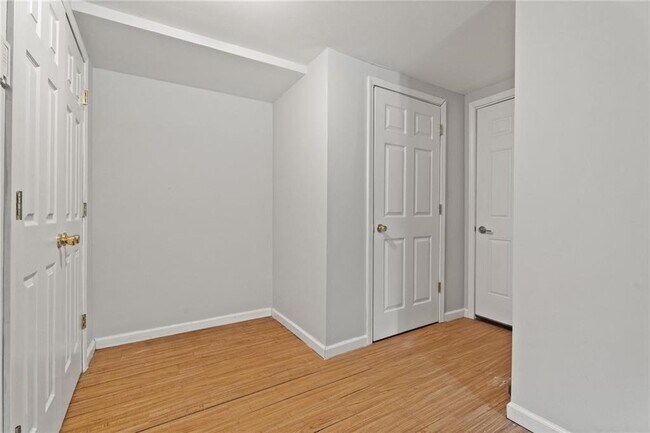 Building Photo - 924 Danby Rd