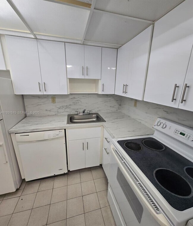 Building Photo - 2899 Collins Ave