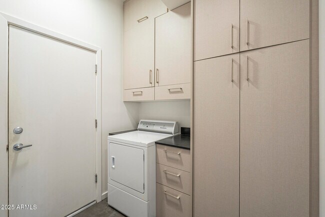 Building Photo - 9102 E Siesta Ln