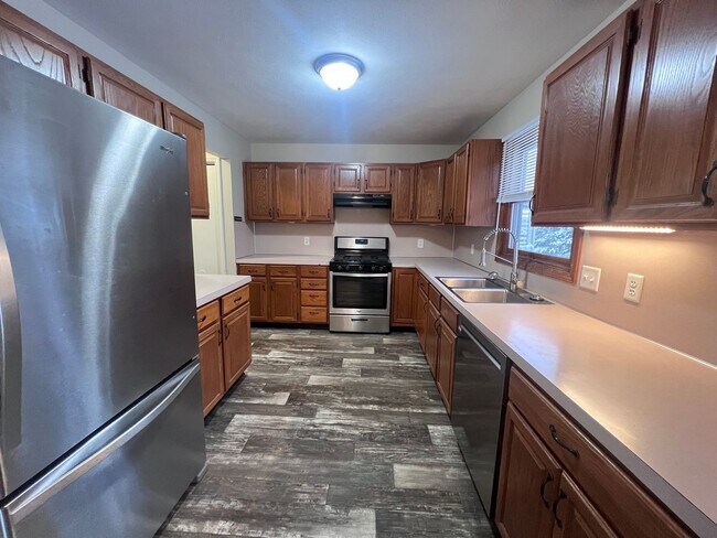 Building Photo - Rockford Schools! 3 Bedroom Duplex