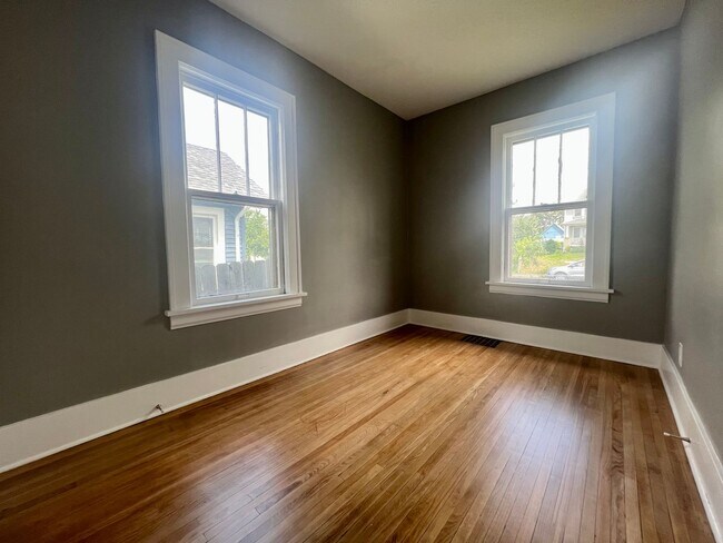 Building Photo - Breathtaking 3 bedroom 1 bath house in Minneapolis!!