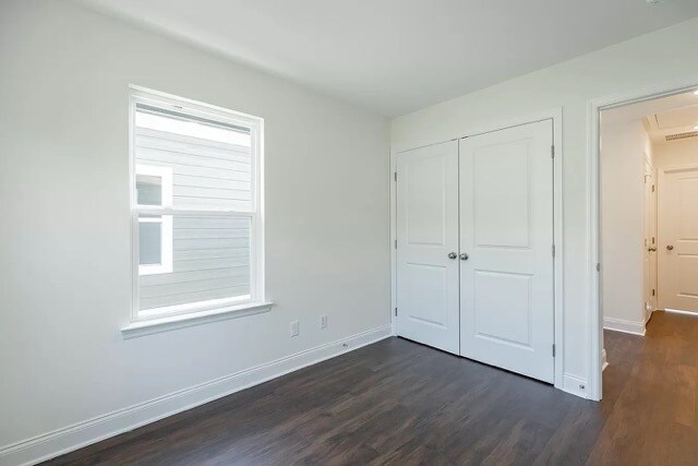 Building Photo - 5551 Stream Ln