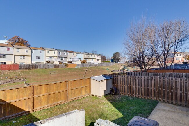 Building Photo - Spacious end-unit three-level townhome fea...