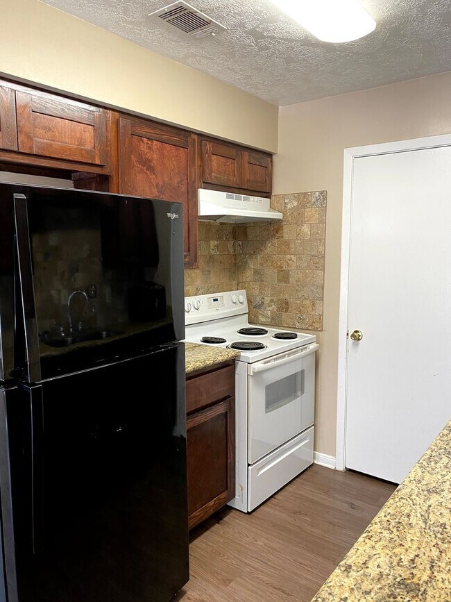 Building Photo - Cozy 2/2 Duplex Available for Prelease!