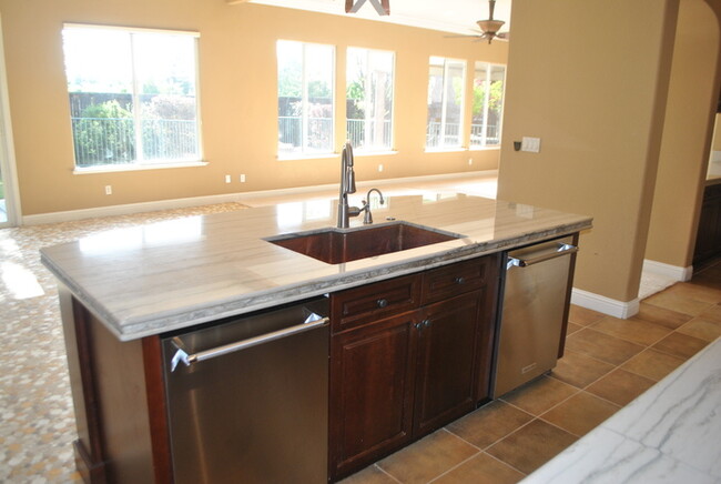 Building Photo - Gorgeous 4 Bedroom Home in the Stonebriar ...