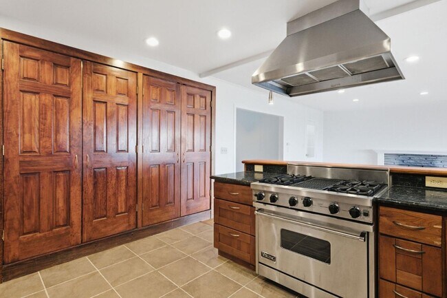 Building Photo - 2312 Wooster Ave