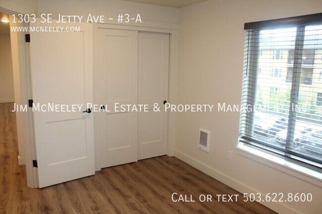 Building Photo - 1303 SE Jetty Ave