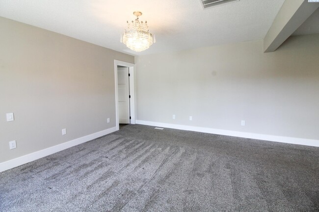 Building Photo - 4 BD, 4 BA House in Kennewick- Views of th...