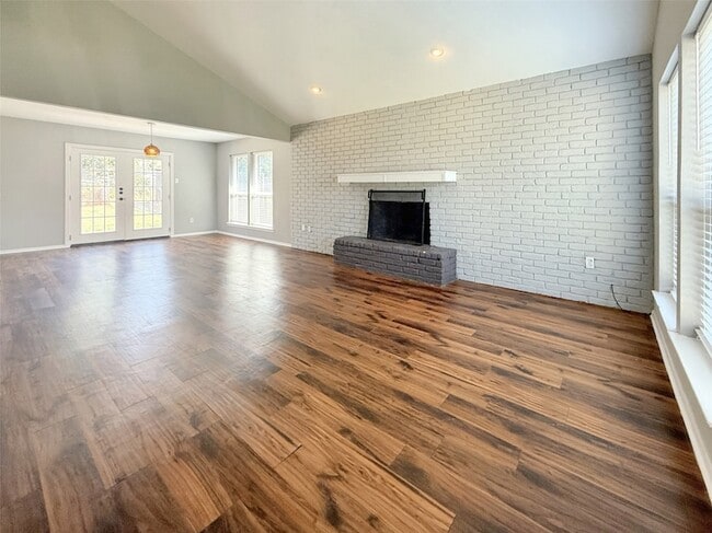 Building Photo - 405 Peninsula Dr