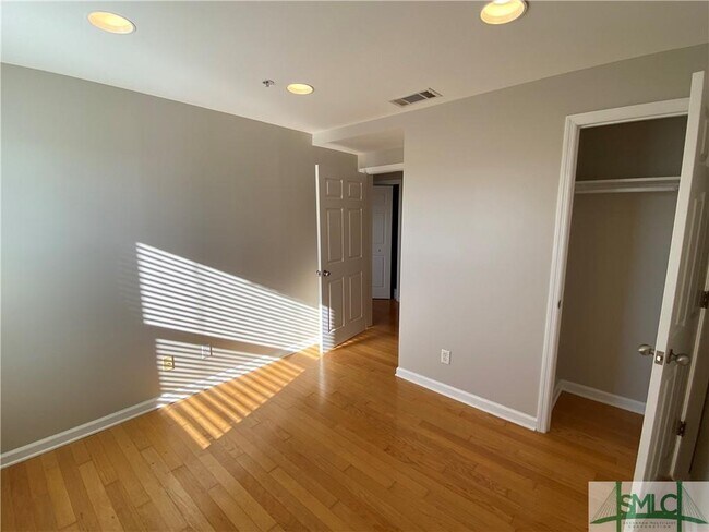 Building Photo - 3113 River Dr