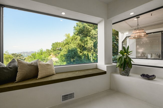 Building Photo - 8896 Lookout Mountain Ave