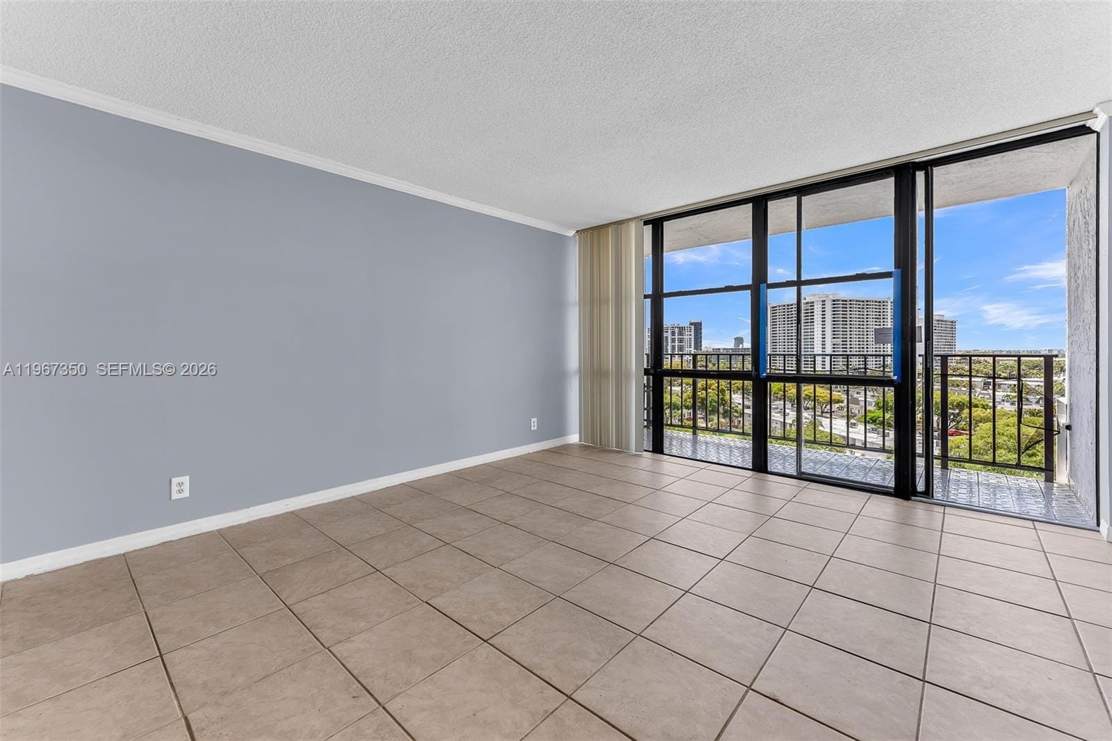 Building Photo - 800 Parkview Dr