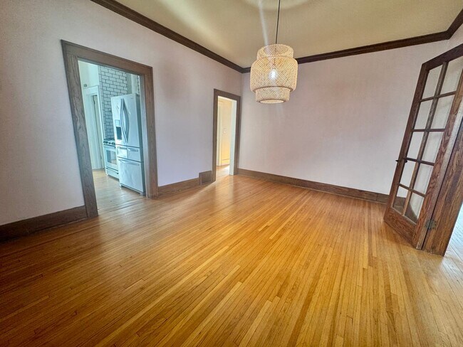 Building Photo - **AVAILABLE NOW** Centrally located 3-bedroom 2-bath