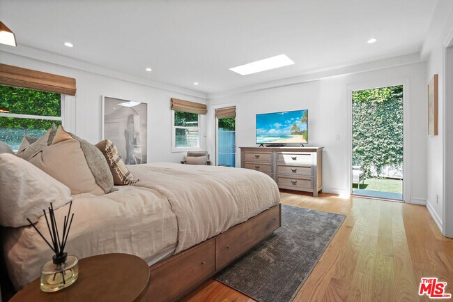 Building Photo - 215 S Medio Dr