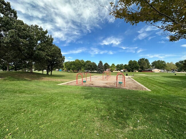 Building Photo - Bright and Spacious Duplex Style Home with HUGE Fenced in Backyard!!!