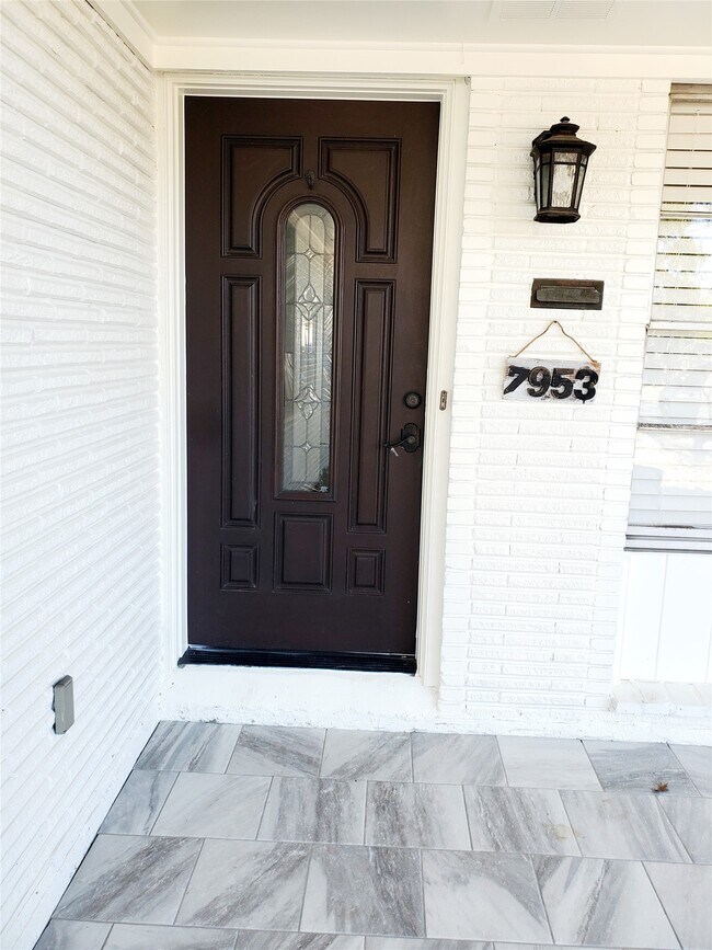 Building Photo - 7953 Ridgeview Dr