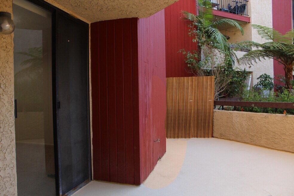 Wrap Around Patio - 3961 Via Marisol