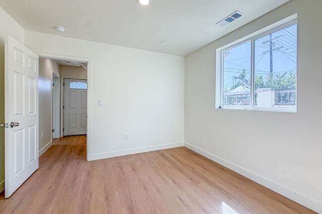 Building Photo - 423 E 31st St