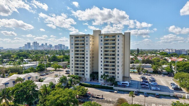 Building Photo - 900 NE 18th Ave