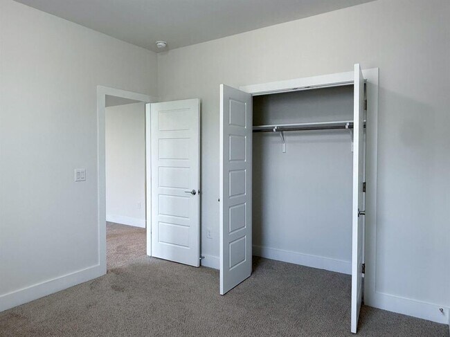 Building Photo - 1718 Roseburg Dr