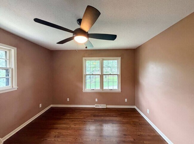 Building Photo - 4321 NW Briarcliff Ln