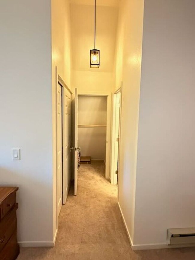 Building Photo - 330 Ski Way