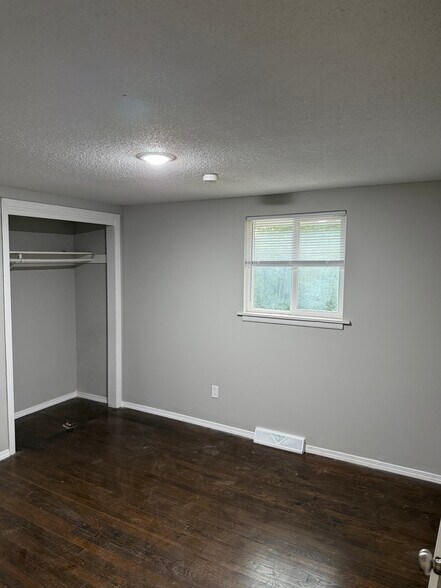 Building Photo - 5115 N Bellaire Ave